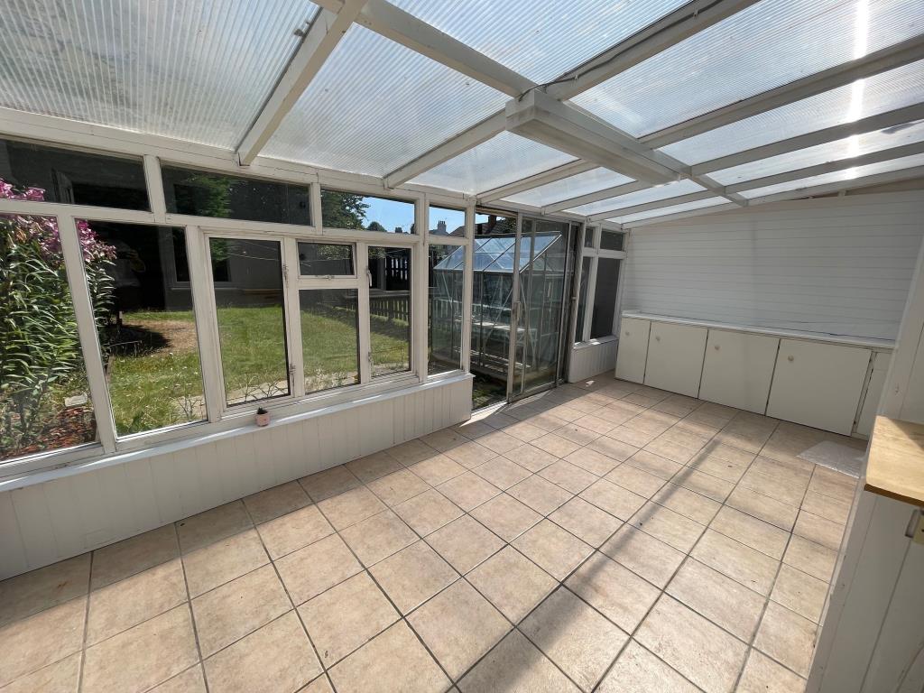 Lot: 27 - THREE-BEDROOM TERRACE HOUSE FOR IMPROVEMENT - wide conservatory overlooking rear garden